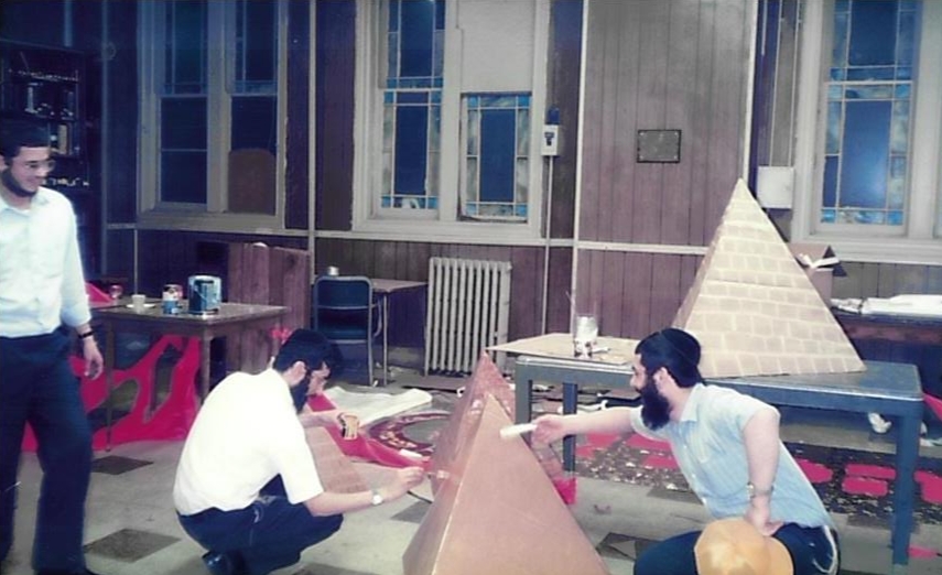 הכנות לל"ג בעומר. התמימים מכינים את המוצגים לתהלוכה ב"חובבי תורה"